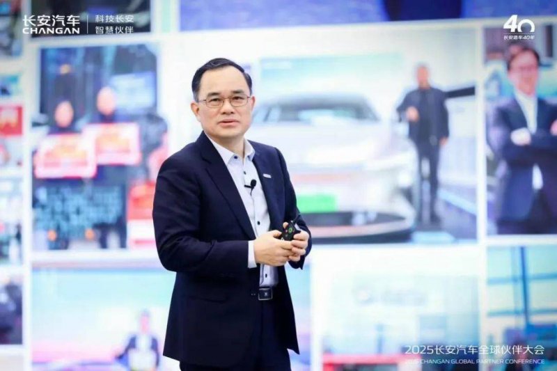 外汇xm平台代理机器人“警察”在成都街头上岗
